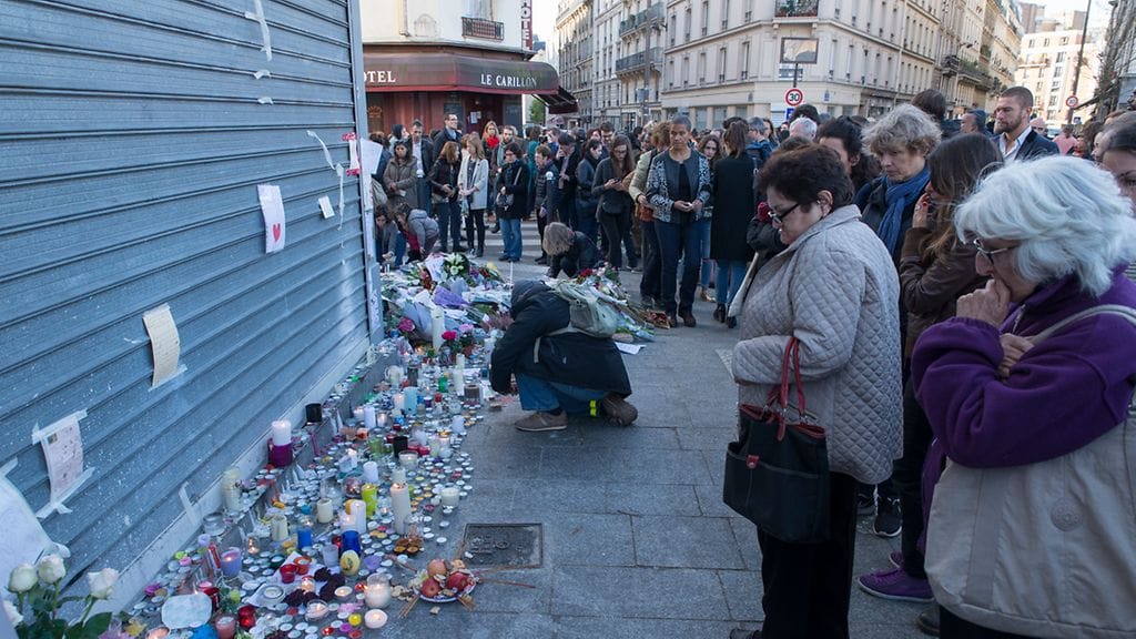 Ihmiset keraantyivät ravintola "Le Petit Cambodgen" edustalle jättämään uhreille viimeisen tervehdyksen.