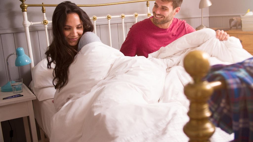 Pari makuuhuoneessa (2)