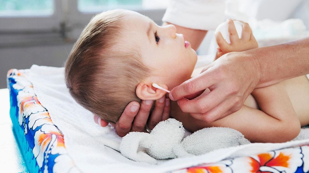 Älä työnnä pumpulipuikkoa koskaan korvakäytävään.