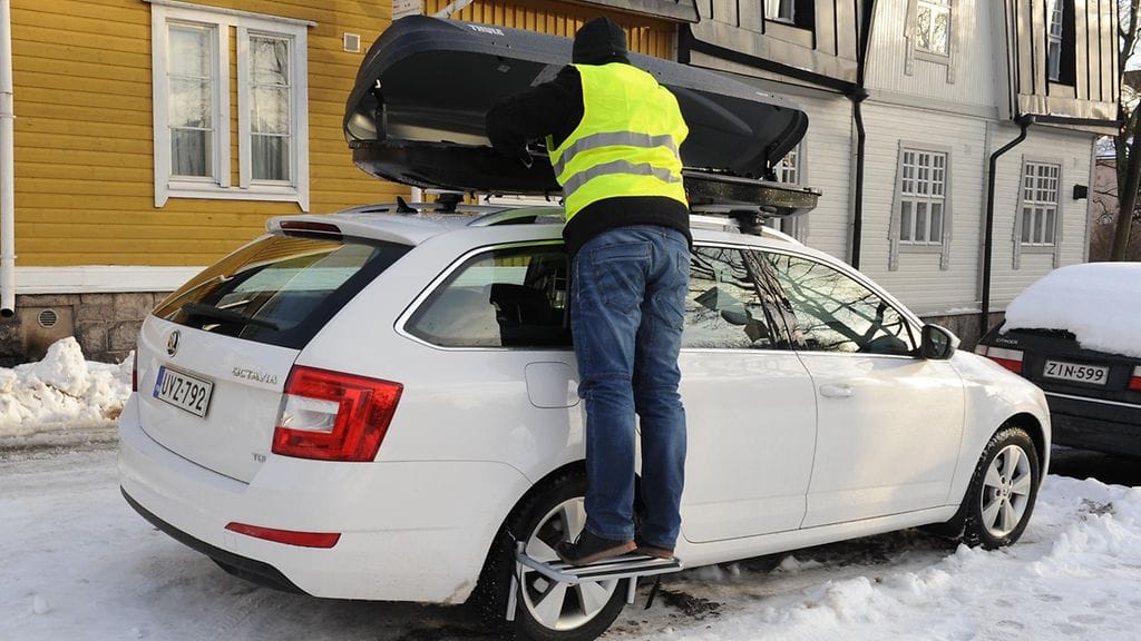 Auton käyttäytyminen voi muuttua mutkissa ja väistötilanteissa epävakaaksi, mikäli katolle on lastattu liian painava kuorma.