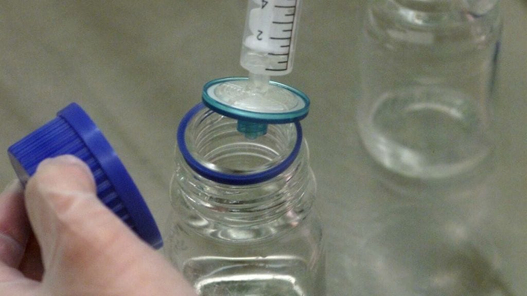 Tutkimusryhmä syötti tekoälylle tunnettujen yhdisteiden kemiallisia rakenteita sekä tietoa siitä, hidastavatko ne eri bakteerilajien lisääntymistä. Kuvituskuva.