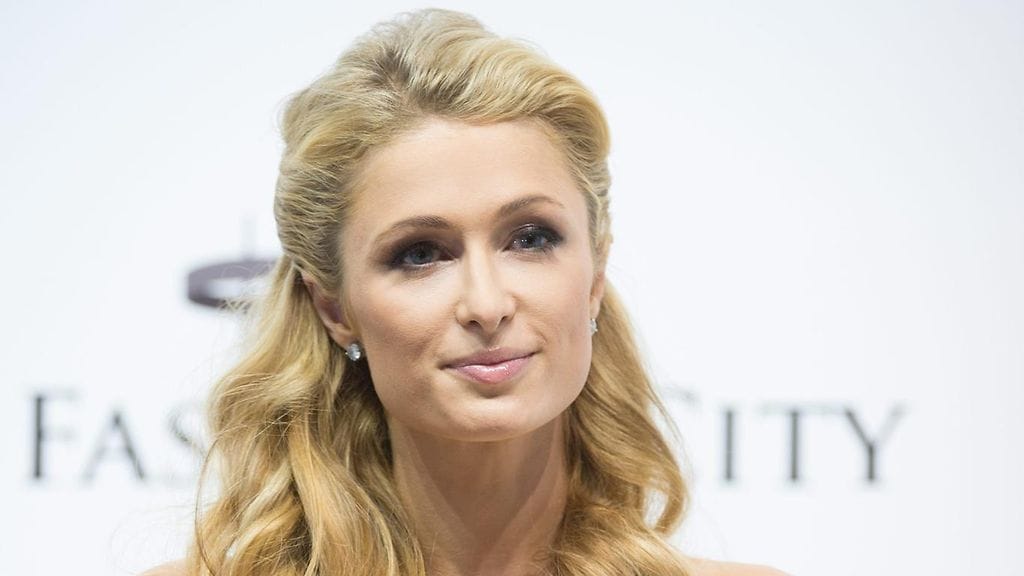 Paris Hilton poseeraa dramaattisissa kuvissa.