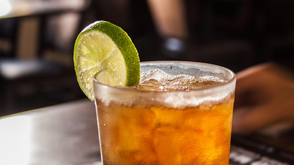 Long Island Iced Tea on monille tuttu ulkomaalaisten rantakohteiden juoma.