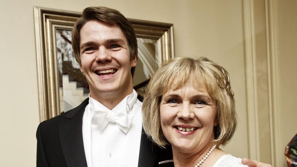 Pekka Hyysalo äitinsä kanssa Linnan juhlien jatkoilla.