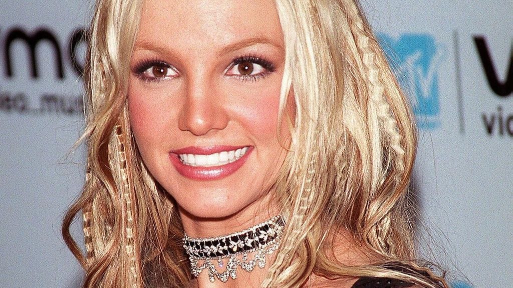Britney Spearskin kreppasi hiuksensa uransa alussa! Huomaa myös trendikäs kaulapanta.