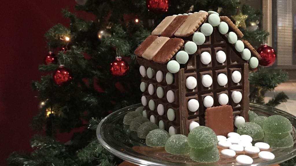 Perinteisen piparitalon sijaan moni tekee tänä vuonna suklaalevytalon.