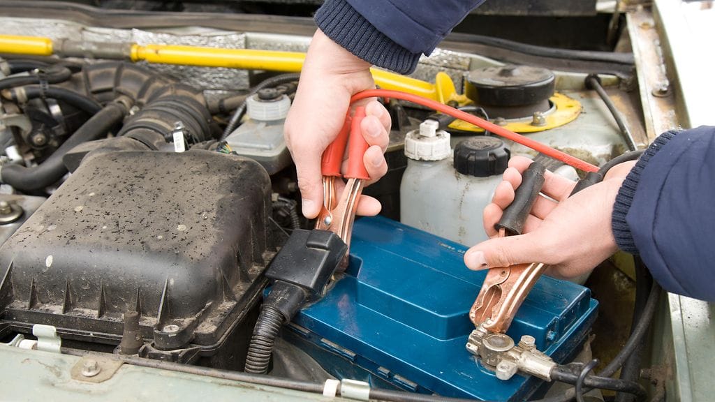 Mikäli käynnistyskaapeleita on välttämätöntä käyttää, tulee ne liittää oikeassa järjestyksessä.