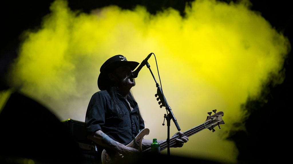 Lemmy Kilmister lavalla kesäkuussa 2015.