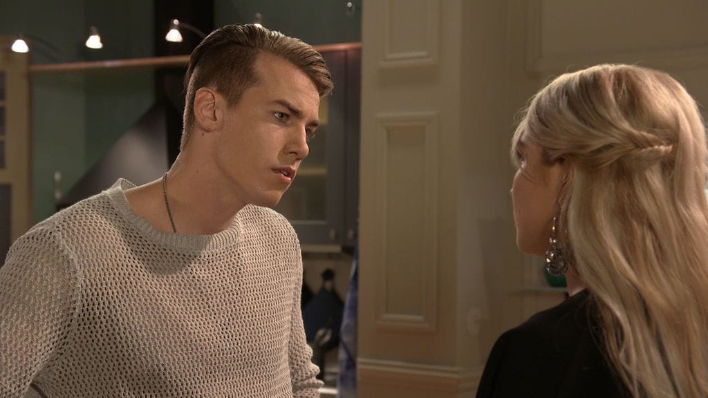 2920 02 anton (janne saarinen) iida (rosa rusanen)