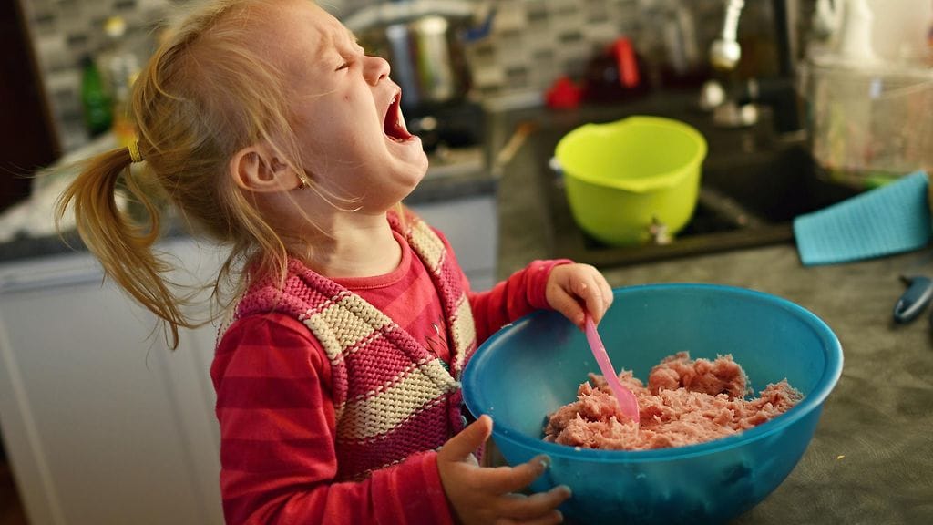 Erään äidin listaus taaperon raivokohtauksista on hulvatonta luettavaa. Kuvituskuva.