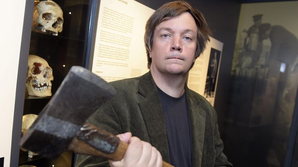 Historioitsija Teemu Keskisarjan teos Kirves julkistettiin syyskuussa 2015. Keskisarjan mukaan kirjassa kerrotut Toivo Harald Koljosen tekemät surmat tehtiin tällä kirveellä.