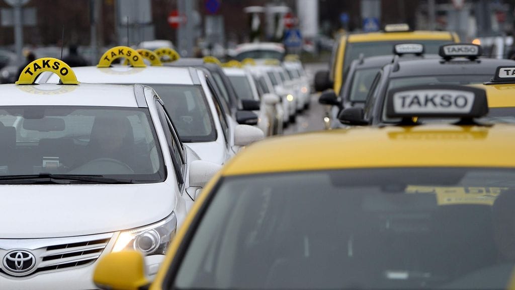 Tallinnan takseissa ei yleensä ole korttimaksumahdollisuutta, vaan maksu tulee suorittaa käteisellä euroissa.