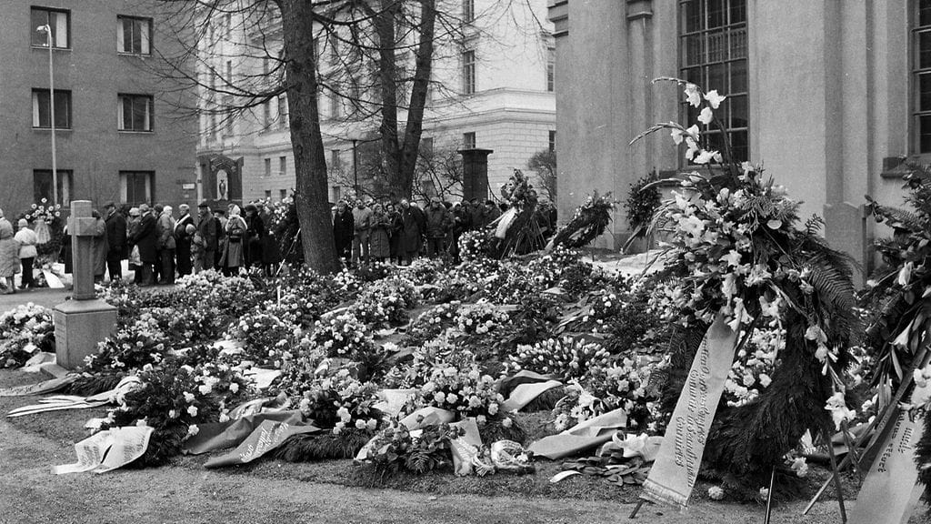 Tuhannet kukat ja sadat kukkaseppeleet koristavat Olof Palmen hautaa Adolf Fredrikin kirkon pihamaalla Tukholman keskustassa.