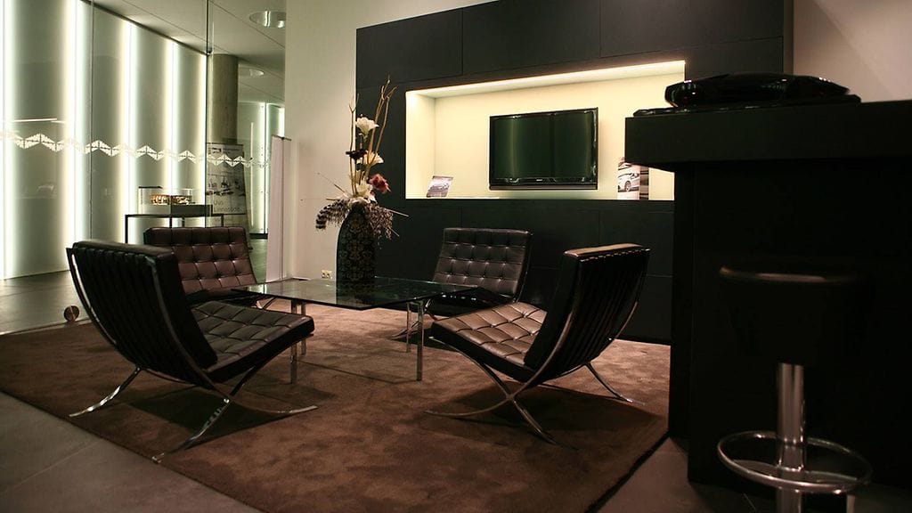 Myymälän sisustuksessa on käytetty paljon lasia, terästä ja mustaa nahkaa.