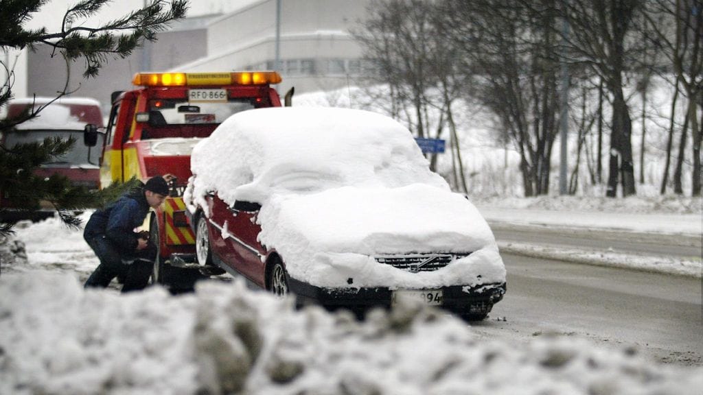 Hinausauto siirtämässä väärin pysäköityä autoa Helsingissä tammikuussa 2004.