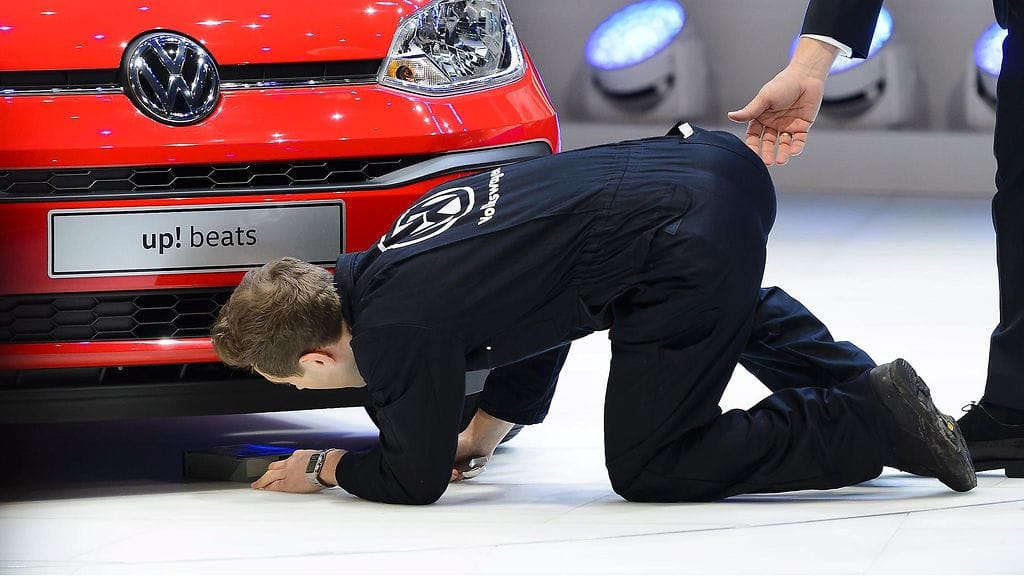 Volkswagenin haalariin pukeutunut mielenosoittaja keskeytti saksalaisvalmistajan esittelytilaisuuden Genevessä.