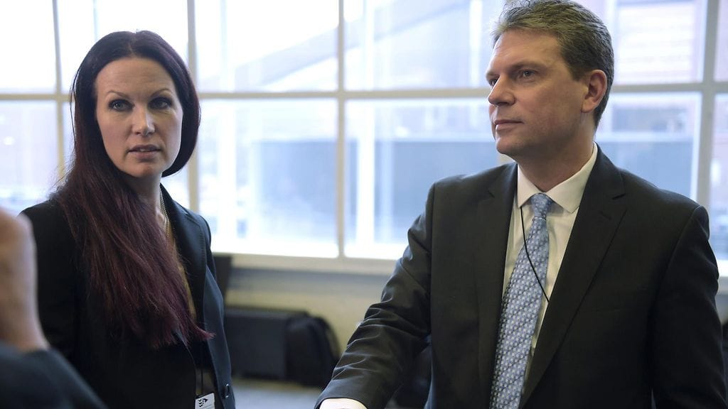 Valtionsyyttäjä Mikko Männikkö (oik.) kommentoi tiistaina Korkeimman oikeuden ratkaisua hylätä syyttäjien valituslupahakemus Jari Aarnion murhaepäilyä koskevassa asiassa.