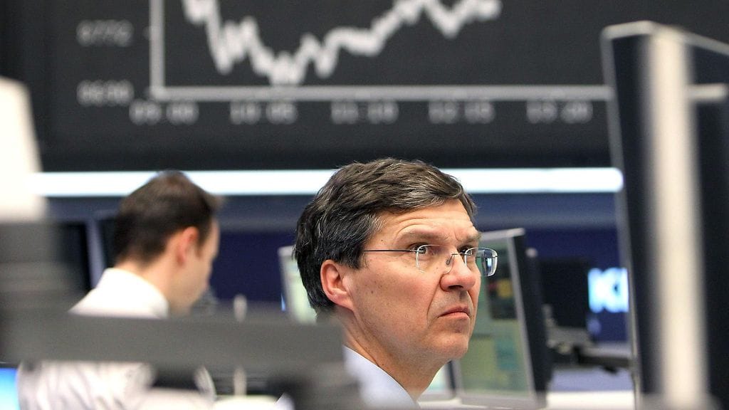 Pörssimeklari tarkkailee kursseja Frankfustin pörssissä helmikuussa 2016.