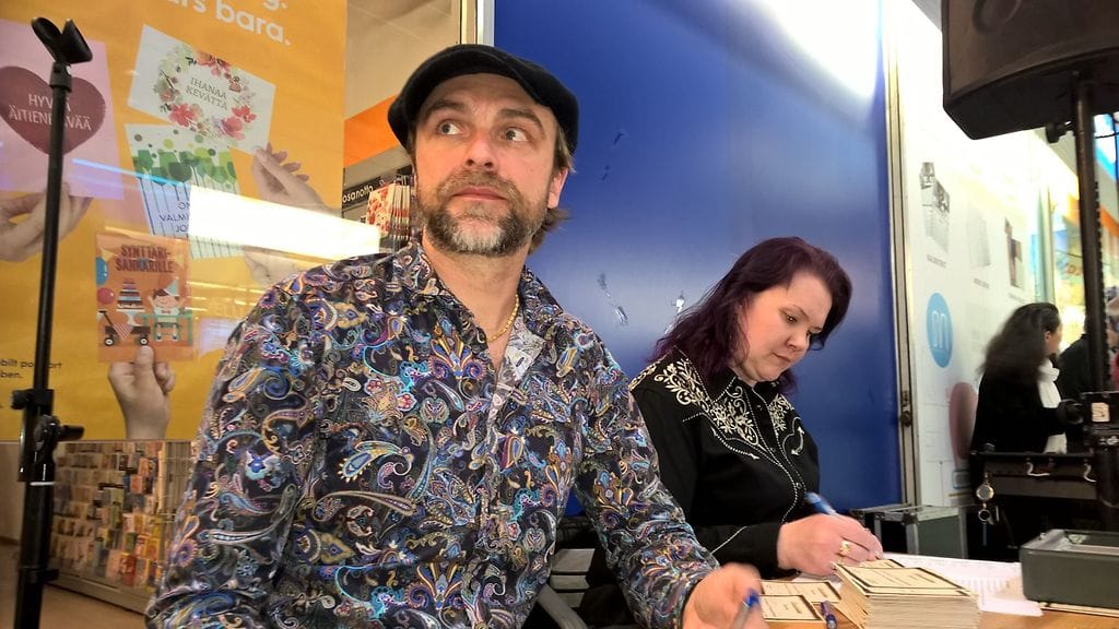 Joona Jalkanen ja Heli Palsanmäki Kari Tapion kuolinpesän huutokaupassa.