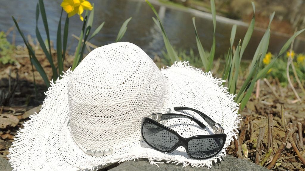Hattu ja aurinkolasit ovat tarpeen aurinkoisella säällä.
