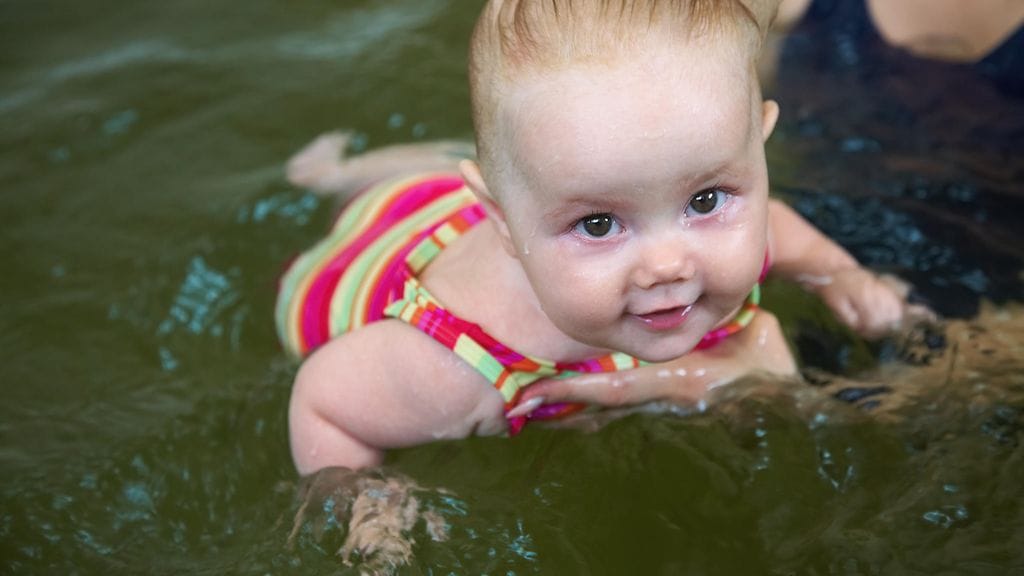 Lastenlääkärin mukaan vauvauintia tulisi harrastaa lapsen ehdoilla.