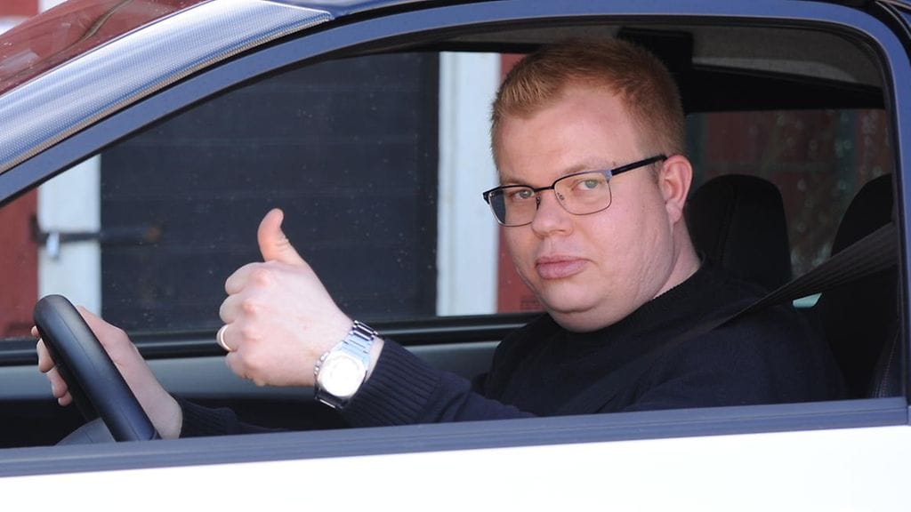 Teppo Vesalainen mopoautossa.