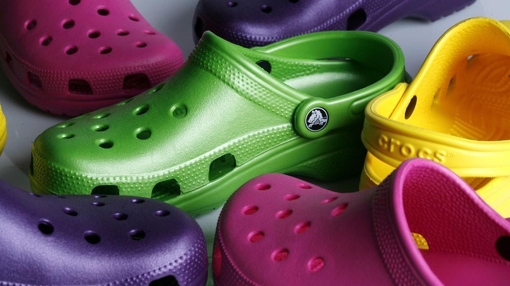 Asiantuntijat kritisoivat Crocs-kenkien käyttöä.