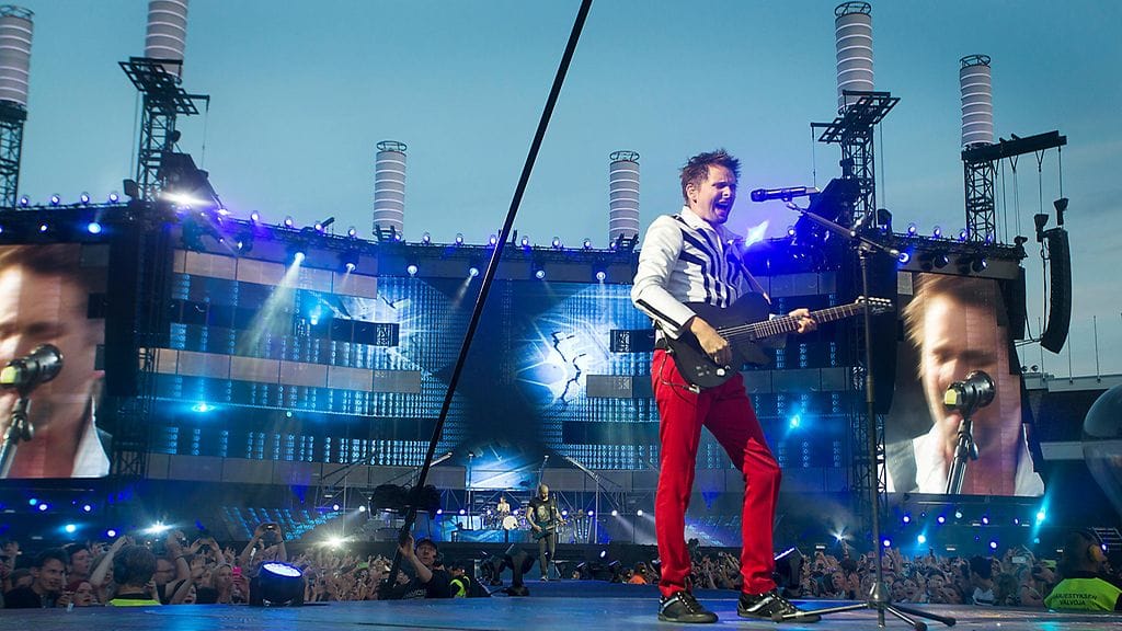 Muse esiintyi Olympiastadionilla kesällä 2013.