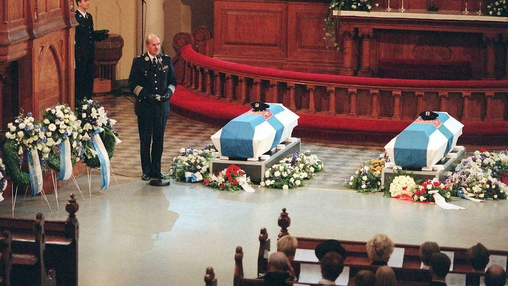 Ehkäpä tunnetuin poliisisurma on paenneen tanskalaisvanki Steen Christensenin tekemä surmatyö vuodelta 1997, jossa tämä surmasi kaksi suomalaispoliisia teloitustyyliin. Kuva poliisien hautajaisseremoniasta.