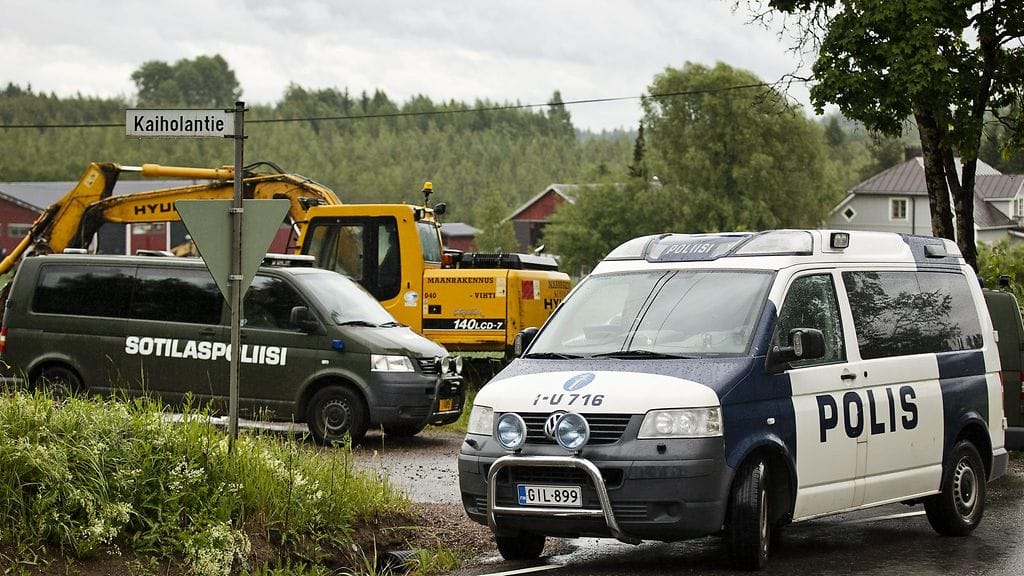 Yksi poliisi kuoli ja toinen haavottui vakavasti piiritystilanteessa Vihdissä perjantain 17.6 ja lauantaina 18.6 välisenä yönä. Epäilty ampuja löydettiin poliisin mukaan myöhemmin kuolleena alueelta.