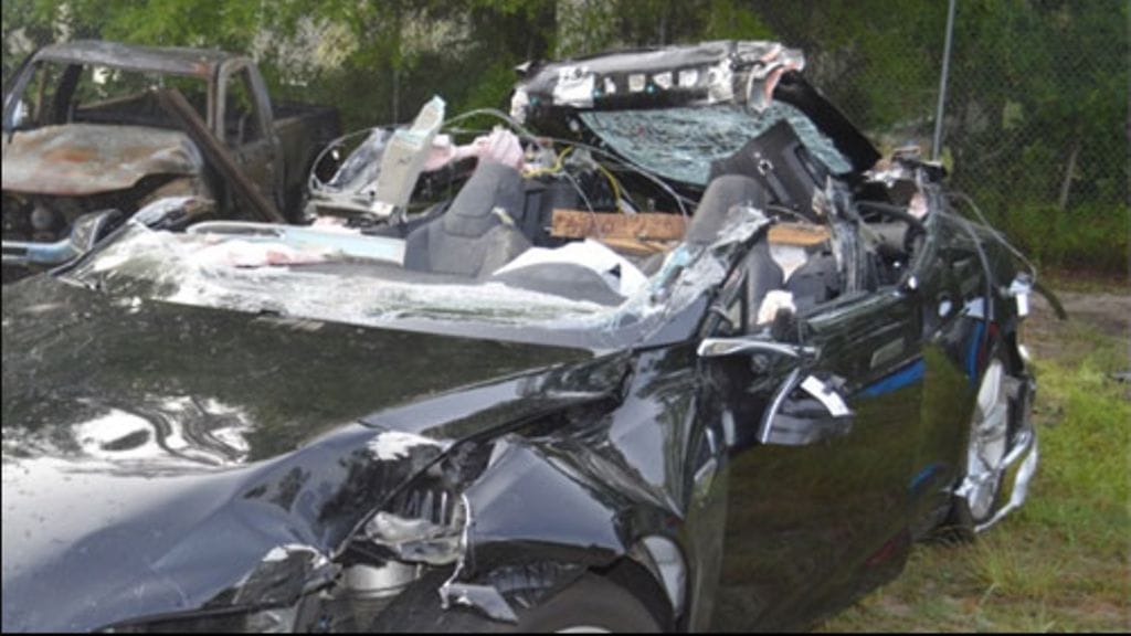 Rekan perävaunun alle ajautunut Tesla Model S tuhoutui täysin.