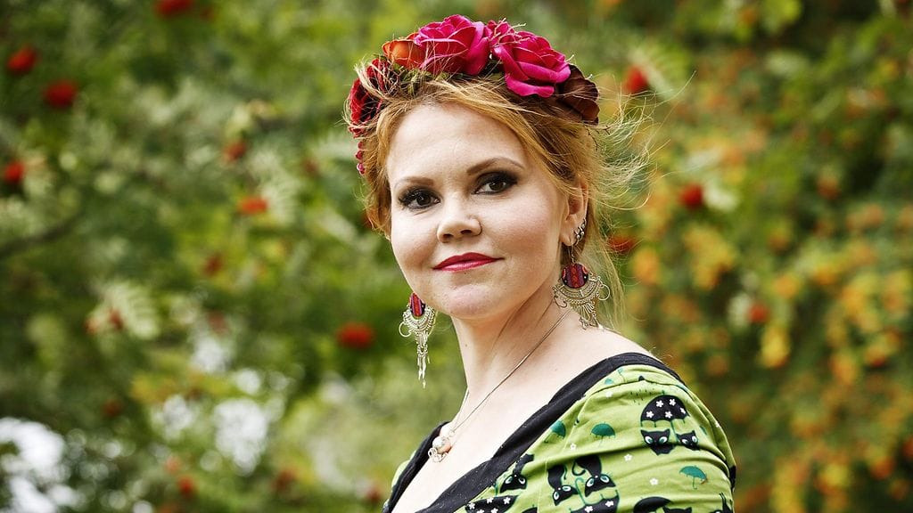 Kettu on tunnettu muun muassa teoksistaan Kätilö (WSOY, 2011) sekä Rose on poissa (WSOY, 2018). Hänen tuorein romaaninsa Erään kissan tutkimuksia (Otava, 2023) julkaistiin tänä syksynä.