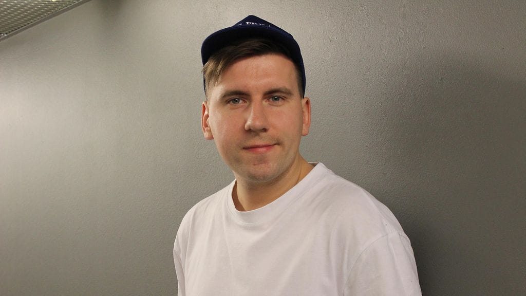 Perussuomalaisten nuorten puheenjohtaja Sebastia Tynkkynen ennen illan Enbuske, Veitola & Salminen -ohjelmaa.