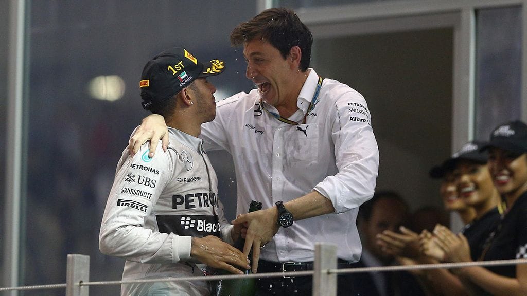 Tuttu näky: Mersu-leiri juhlii voittoa. Kuvassa Lewis Hamilton ja Toto Wolff.