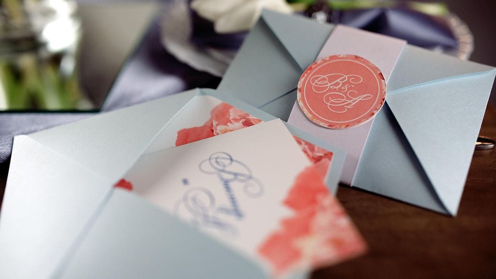 Hääparin kutsu aiheutti paljon keskustelua häävieraiden keskuudessa.