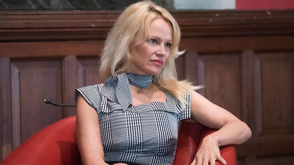 Pamela Anderson pääsee kertomaan elämästään vihdoin omin sanoin.