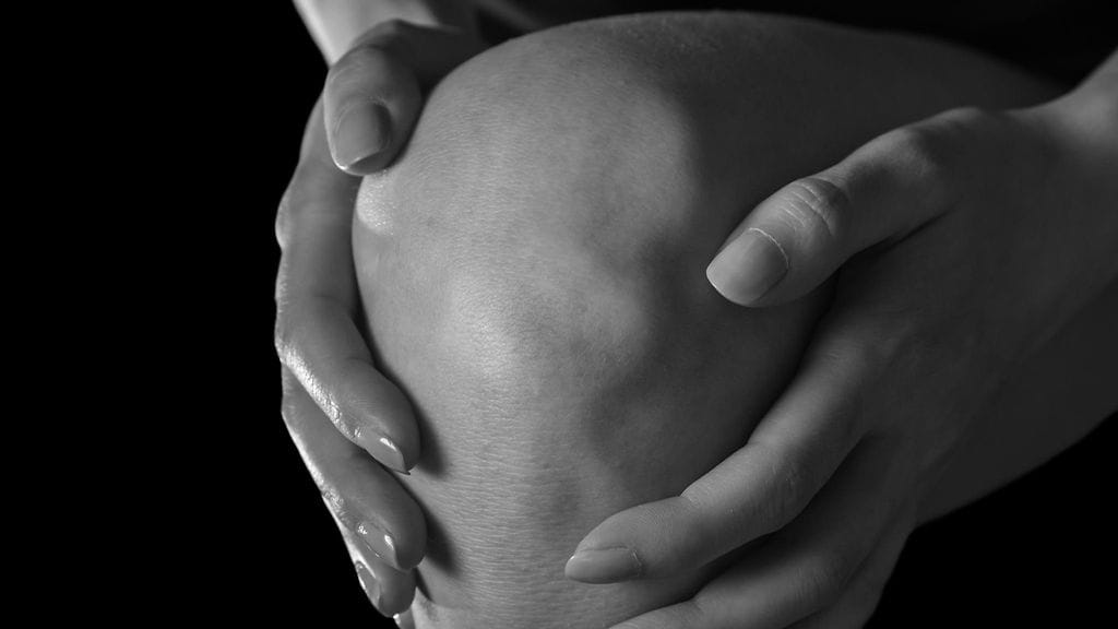 Suomalaisissa Käypä hoito -suosituksissa polven tähystysleikkausta ei tälläkään hetkellä suositella polvinivelrikon hoitoon.