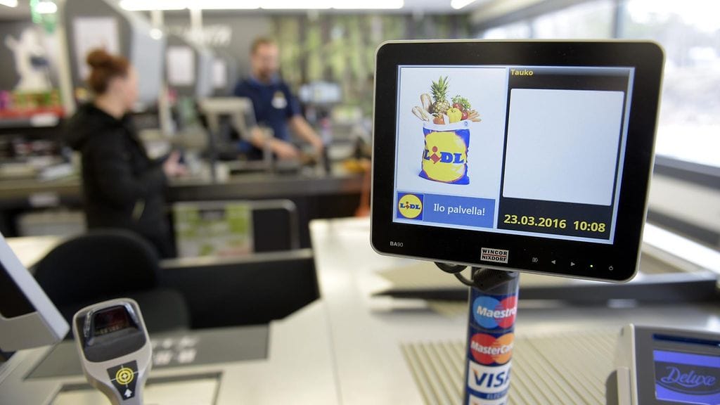 Testin voittajaksi selviytyi Lidlin Cien-voide. Kassoja Lidlin Karakallion myymälässä Espoossa 23. maaliskuuta 2016.