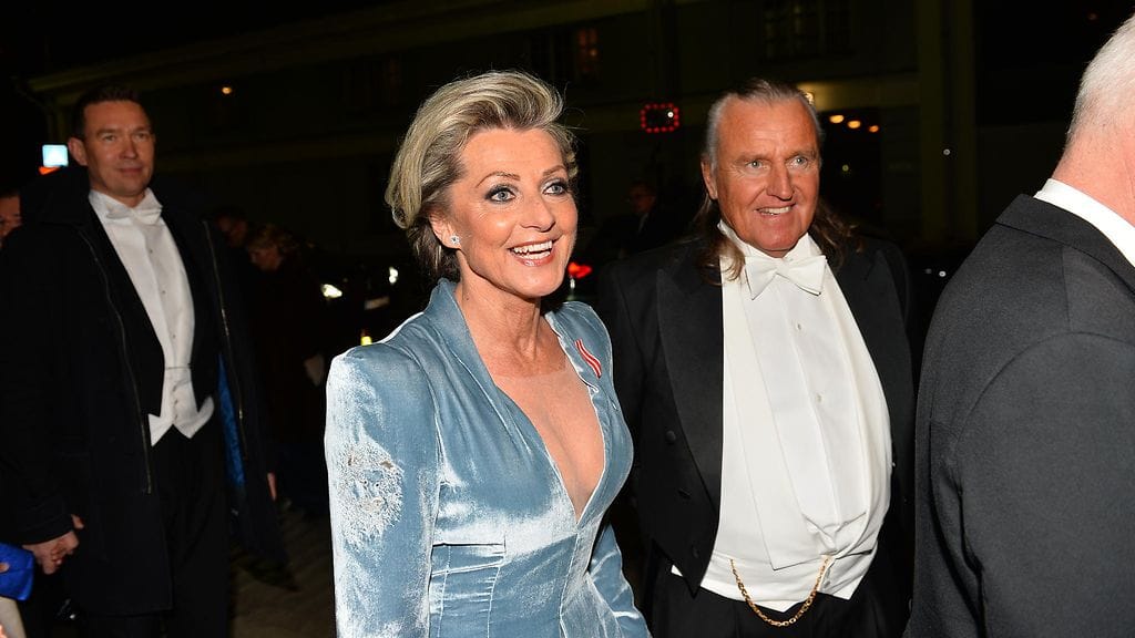 Ritva Elomaa edusti itsenäisyyspäivän vastaanotolla aviomiehensä Kimmon kanssa.