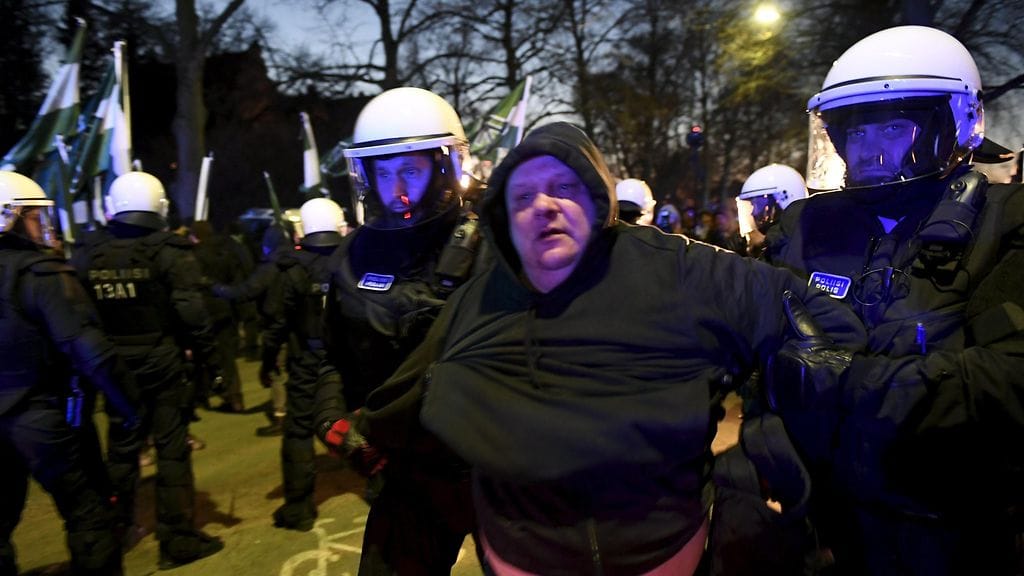 Pohjoismaisen vastarintaliikkeen (PVL) marssin yhteydessä syntyi käsikähmää Helsingissä itsenäisyyspäivänä 6. joulukuuta 2016. Poliisi otti kiinni kaksi miestä.