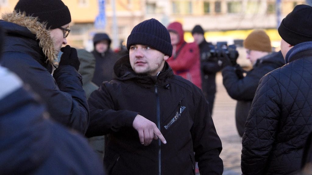 Helsingin asema-aukion törkeästä pahoinpitelystä ja törkeästä kuolemantuottamuksesta epäilty, Suomen vastarintaliikkeen aktiivi Jesse Torniainen uusnatsistisen Pohjoismaisen vastarintaliikkeen (PVL) kokoontumisessa Hakaniementorilla ennen Kaisaniemen puistoon suuntautuvaa marssia Helsingissä itsenäisyyspäivänä 6. joulukuuta 2016.