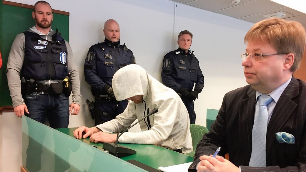 Imatran ampuja, kolmesta murhasta epäilty Jori Lasonen otettiin kiinni tapahtumapaikalta. Hänet on vangittu kolmesta murhasta epäiltynä.