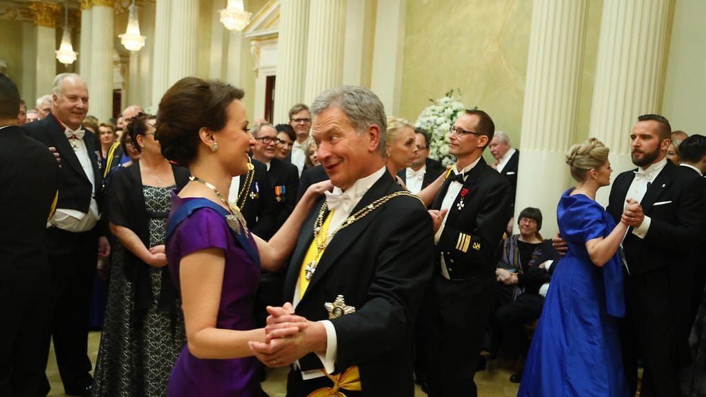 Tasavallan presidentti Sauli Niinistö ja rouva Jenni Haukio tanssin pyörteissä Presidentinlinnan tanssilattialla itsenäisyyspäivänä 2016.