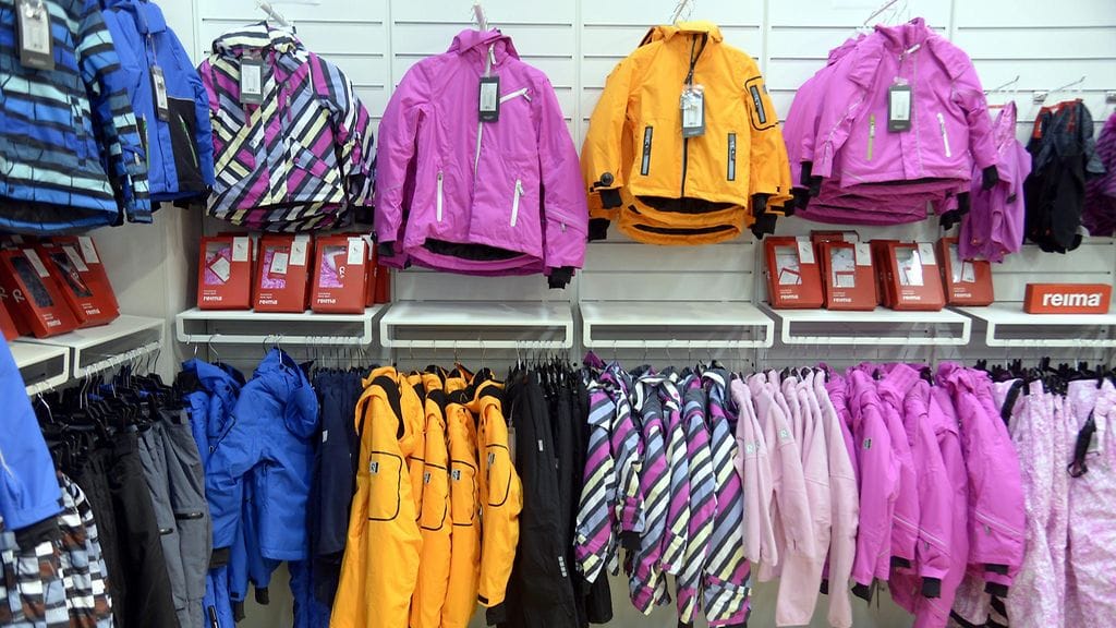 Lastenvaatteita myynnissä vaatevalmistaja Reiman outlet-myymälässä Tammistossa Vantaalla, 2014.