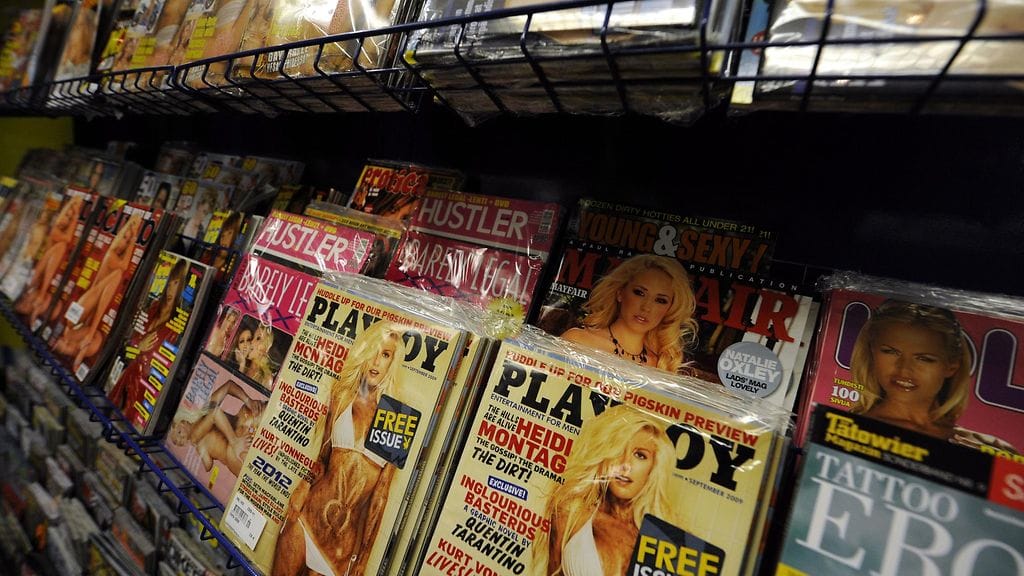 Pornolehtiä hyllyssä Helsingissä.