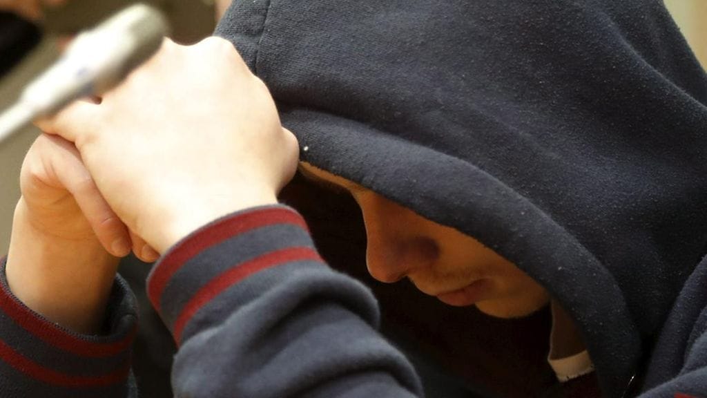 Tyttöystävänsä murhasta syytetty vangitsemisoikeudenkäynnissä helmikuussa.