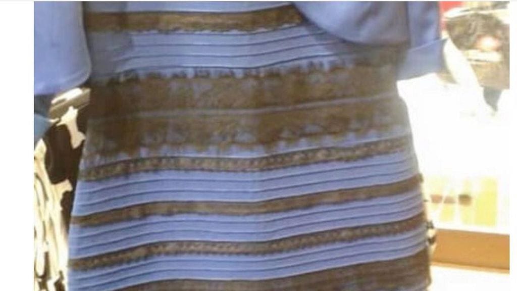 Kulta-valkoinenhan se on! Eipäs, kun sini-musta! Ruutukaappaus BuzzFeed.com-sivustolta mysteerimekosta.