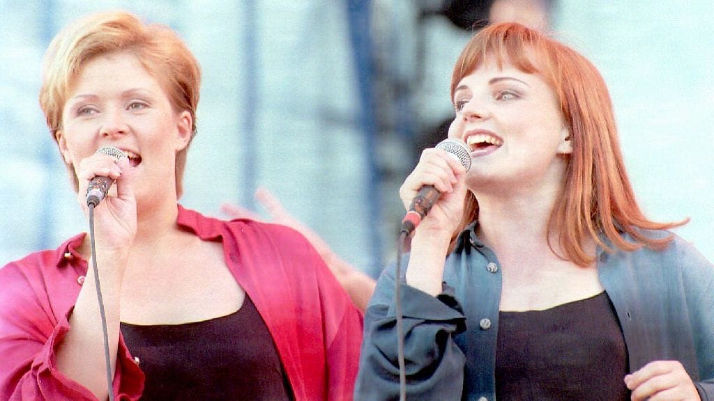 Taikapeili-yhtyeen muodostivat Hanna-Riikka Siitonen (oik.) ja Nina Tapio.