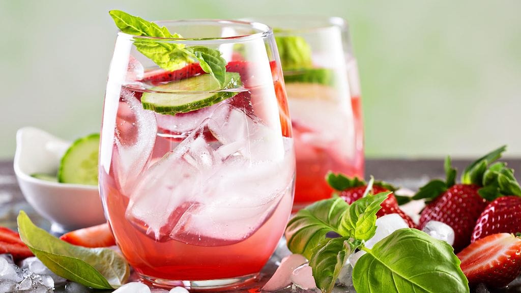 Kuvituskuva. Mansikka, basilika ja viileä kuohuviini ovat kuin luotuja toisilleen.