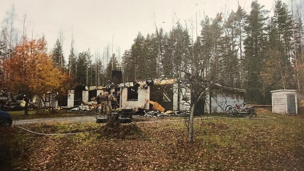 Kuva Viitasaarella syttyneestä palosta. Perheen äiti oli paennut paikalta neljän lapsen kanssa.